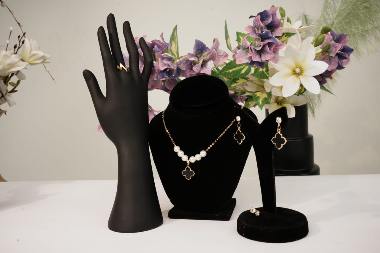 ✨ Elegant Black Clover Pearl Jewelry Set (Necklace, Earrings & Ring)