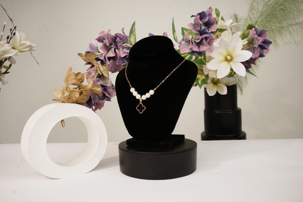 ✨ Elegant Black Clover Pearl Jewelry Set (Necklace, Earrings & Ring)