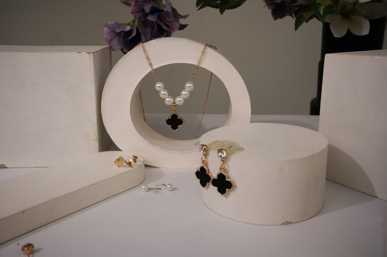 ✨ Elegant Black Clover Pearl Jewelry Set (Necklace, Earrings & Ring)